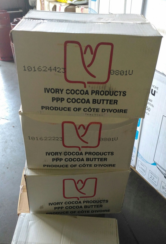 Возьми масла какао. Какао масло 25 кг. Масло какао холодного отжима. Отжим какао масла. Ivory Cocoa products.