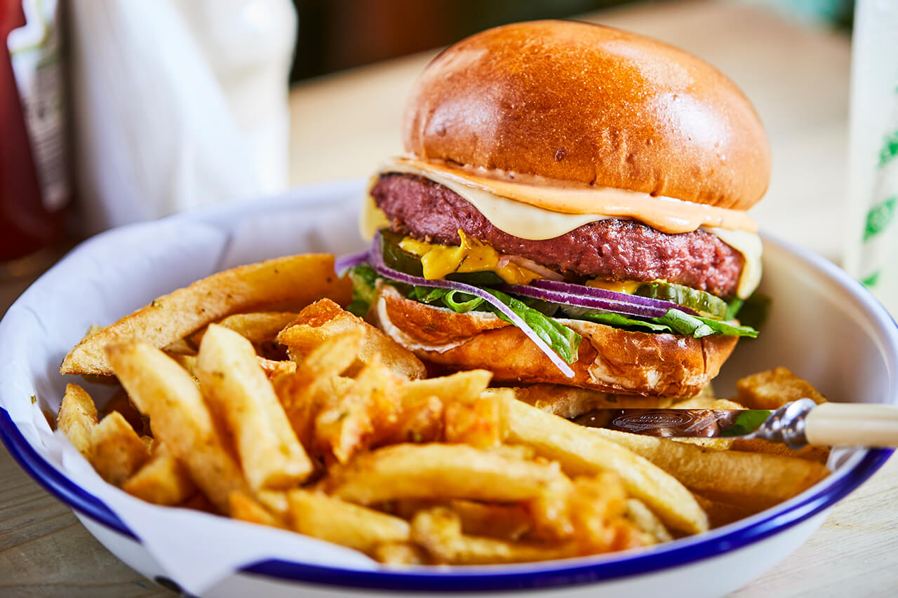 Британская сеть бургеров Honest Burgers запустит продажу растительных «чизбургеров с беконом»